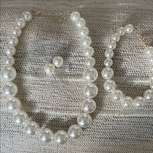 Elegant Pearl Necklace, Bracelet and Earring Set
